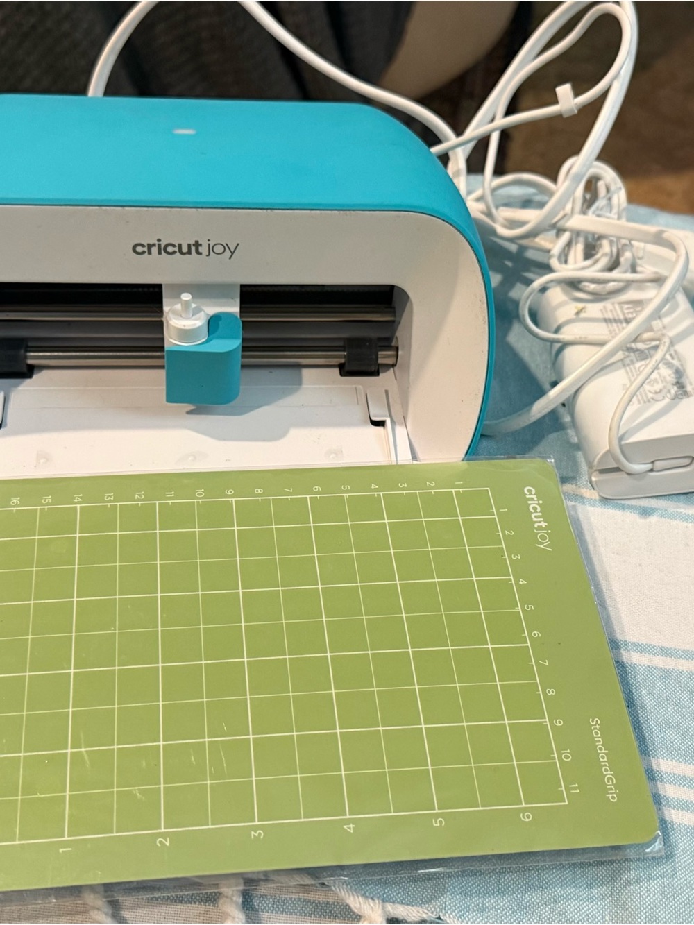 Cricut Joy Cutting Machine in Teal with Green Mat